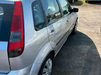 Używany Ford Fiesta 80 KM (58 kW) 2005 Srebrny Hatchback