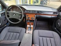 Gebraucht Mercedes E200 118 PS (86 kW) 1991 Braun Limousine
