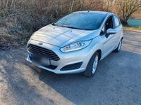 Gebraucht Ford Fiesta Celebration 80 PS (58 kW) 2015 Silber Kleinwagen