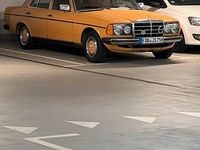 Gebraucht Mercedes 240 1977 Orange Limousine