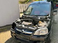 Używany Opel Combo 90 KM (66 kW) 2005 Czarny Minivan