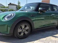 Gebraucht Mini Cooper 136 PS (100 kW) 2022 British racing green iv metall Kleinwagen