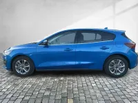 Gebraucht Ford Focus Titanium 125 PS (91 kW) 2024 Desert island blue metallic Limousine