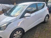 Gebraucht Hyundai i10 67 PS (49 kW) 2015 Weiß Kleinwagen