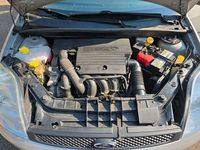 Gebraucht Ford Fiesta Ghia 101 PS (74 kW) 2005 Silber Kleinwagen