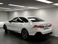Gebraucht BMW 550e M Sport 489 PS (359 kW) 2025 Alpinweiß uni Limousine