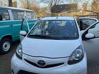 Gebraucht Toyota Aygo 68 PS (50 kW) 2012 Weiß Kleinwagen