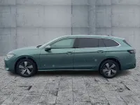 Gebraucht VW Passat Elegance 193 PS (141 kW) 2025 Maripositgrün metallic Kombi