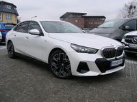 Gebraucht BMW 520 M Sport 197 PS (144 kW) 2025 Mineralweiss metallic Limousine
