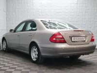 Usado Mercedes E200 163 CV (119 kW) 2005 Plateado Berlina