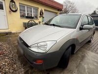 Gebraucht Ford Focus Trend 116 PS (85 kW) 2001 Silber Limousine