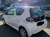 Gebraucht Toyota Aygo 68 PS (50 kW) 2012 Weiß Kleinwagen