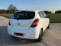 Gebraucht Hyundai i20 Edition 77 PS (56 kW) 2011 Weiß Kleinwagen