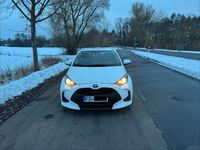 Gebraucht Toyota Yaris Hybrid 116 PS (85 kW) 2022 Weiß Limousine