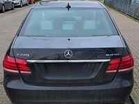 Gebraucht Mercedes E220 163 PS (119 kW) 2015 Schwarz Limousine