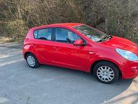 Gebraucht Hyundai i20 77 PS (56 kW) 2012 Rot Kleinwagen