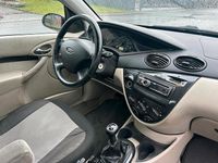 Gebraucht Ford Focus Ghia 115 PS (84 kW) 2003 Rot Limousine