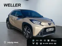 Gebraucht Toyota Aygo 72 PS (52 kW) 2022 Ginger beige metallic / dach mysticschwarz mica Kleinwagen