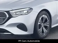 Używany Mercedes E200 204 KM (150 kW) 2024 Srebrny Sedan/Limuzyna