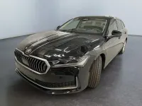 Neu Skoda Superb Selection 150 PS (110 kW) 2026 0e  ebony black met./schwarz Kombi