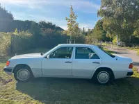 Używany Mercedes E220 150 KM (110 kW) 1993 Biały Sedan/Limuzyna