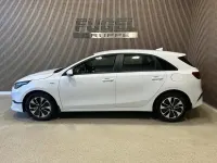 Neu Kia Ceed Play 2025 Weiss Kleinwagen