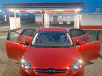 Używany Ford Focus 100 KM (73 kW) 2014 Czerwony Sedan/Limuzyna