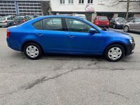 Gebraucht Skoda Octavia Ambition 105 PS (77 kW) 2013 Blau Limousine