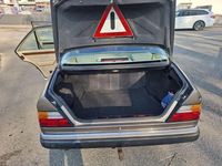 Second-hand Mercedes E230 132 CP (97 kW) 1990 Bej Berlinǎ