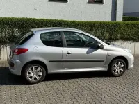 Gebraucht Peugeot 206 75 PS (55 kW) 2010 Silber Limousine