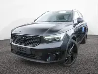Neu Volvo XC40 Plus 163 PS (119 kW) 2025 Schwarz (onyx black / metallic) SUV