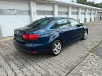 Gebraucht VW Jetta 105 PS (77 kW) 2011 Blau Limousine