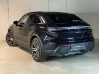 Neu Porsche Macan 300 kW (408 PS) 2026 Tiefschwarzmetallic SUV