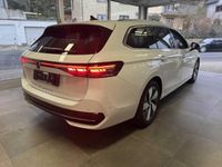 Gebraucht VW Passat Elegance 150 PS (110 kW) 2024 Weiß (oryxweiß perlmutteffekt) Kombi