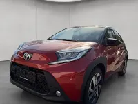 Neu Toyota Aygo X Play 72 PS (52 kW) 2025 Chili red / night sky bl SUV