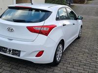 Gebraucht Hyundai i30 90 PS (66 kW) 2015 Weiß Limousine