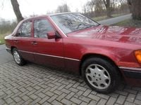 Gebraucht Mercedes E230 132 PS (97 kW) 1993 Rot Limousine