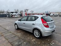 Gebraucht Hyundai i30 109 PS (80 kW) 2010 Silber Kleinwagen