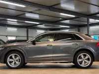 Gebraucht Audi Q8 S-Line 286 PS (210 kW) 2023 Grau SUV