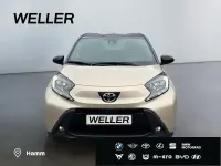 Gebraucht Toyota Aygo 72 PS (52 kW) 2025 Ginger beige metallic / dach mysticschwarz mica Kleinwagen