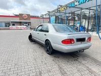 Gebraucht Mercedes E200 136 PS (100 kW) 1996 Silber Limousine