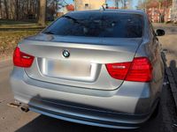 Gebraucht BMW 318 143 PS (105 kW) 2010 Blau Limousine