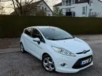 Gebraucht Ford Fiesta Titanium 95 PS (69 kW) 2011 Weiß Kleinwagen