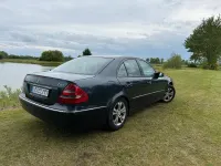 Używany Mercedes E220 150 KM (110 kW) 2002 Czarny Sedan/Limuzyna