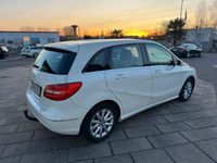 Gebraucht Mercedes B200 156 PS (114 kW) 2014 Weiß Van / Kleinbus