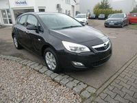 Używany Opel Astra Design Edition 87 KM (63 kW) 2012 Czarny Sedan/Limuzyna