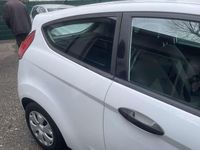 Gebraucht Ford Fiesta Ambiente 60 PS (44 kW) 2014 Frostweiß Kleinwagen