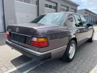 Używany Mercedes E230 132 KM (97 kW) 1991 Niebieski Sedan/Limuzyna