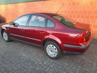Second-hand VW Passat 101 CP (74 kW) 2000 Roșu Berlinǎ