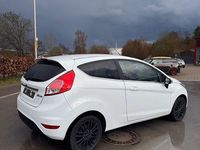 Gebraucht Ford Fiesta 101 PS (74 kW) 2013 Weiß Kleinwagen